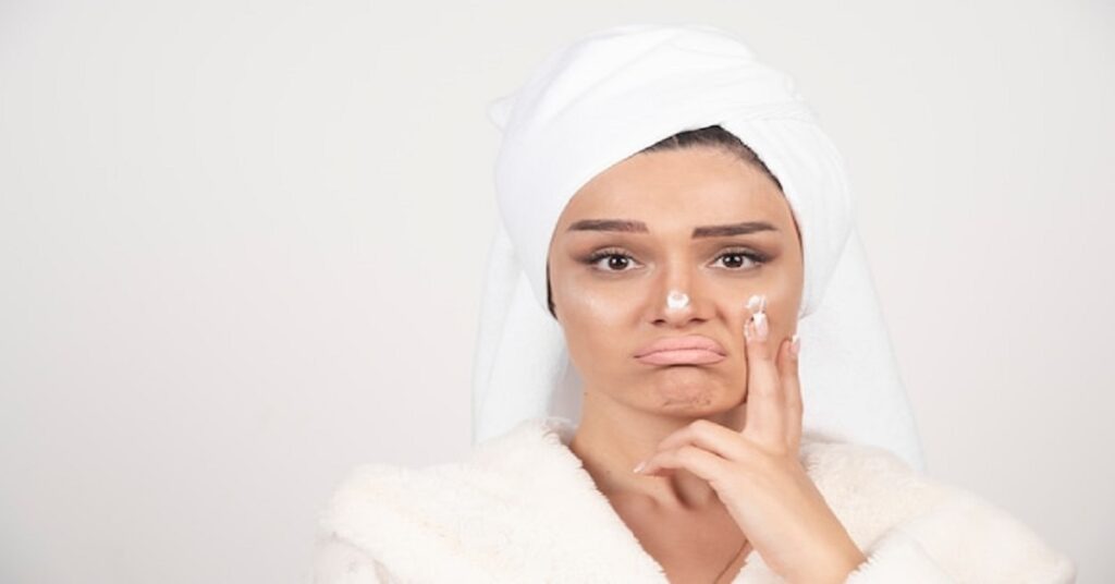 Errores comunes en tu rutina de limpieza facial diaria y cómo evitarlos